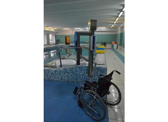 Подъёмник для опускания пациента в бассейн винтовой