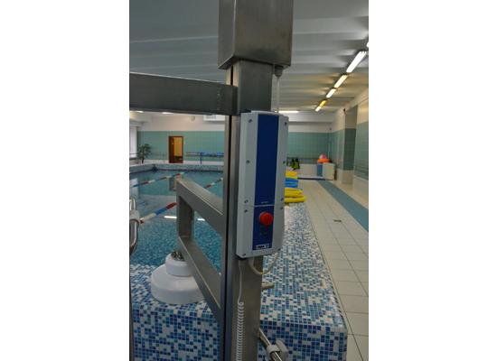 Подъёмник для опускания пациента в бассейн винтовой